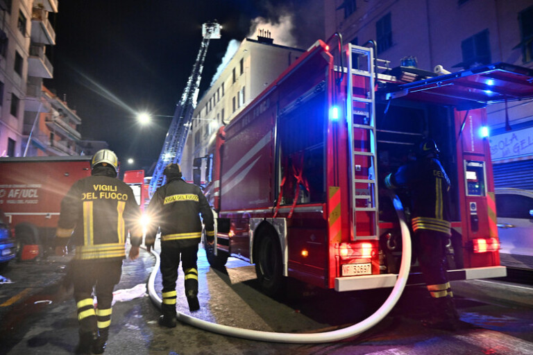 vigili fuoco incendio notte