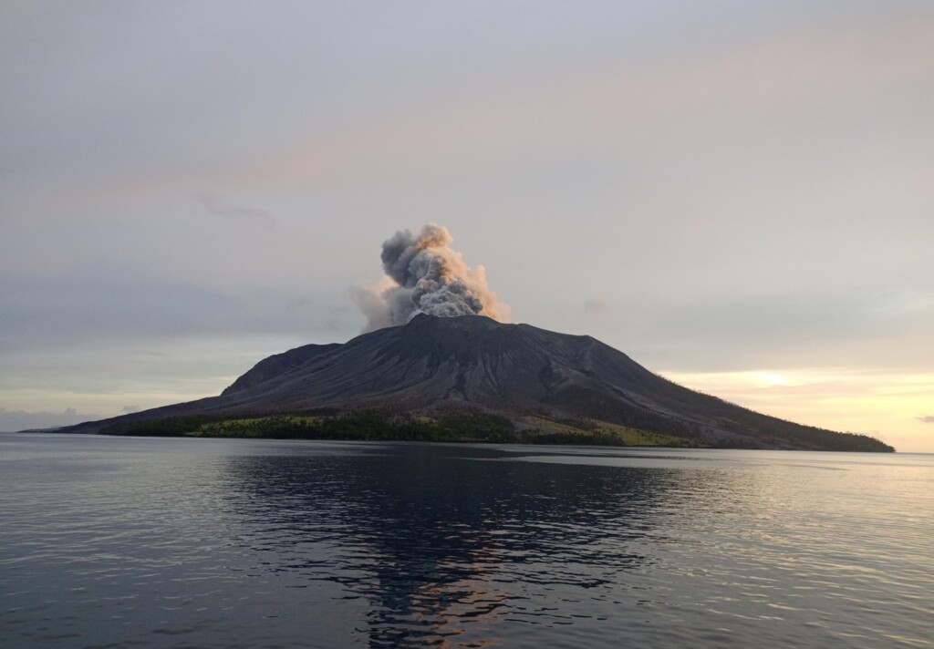 eruzione monte ruang indonesia