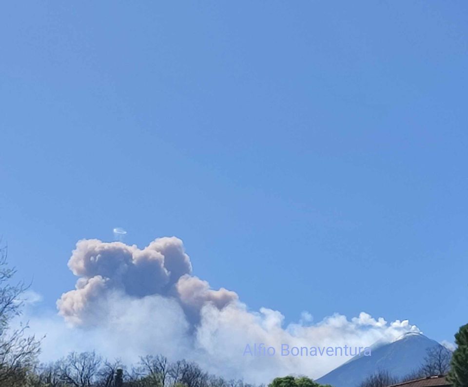 esplosione anello fumo etna