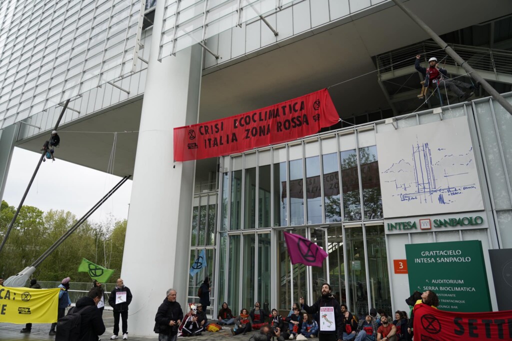 extinction rebellion intesa san paolo