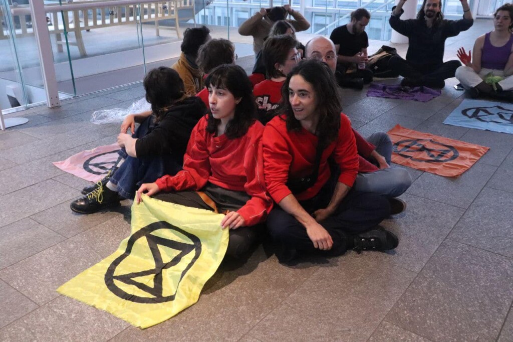 extinction rebellion intesa san paolo