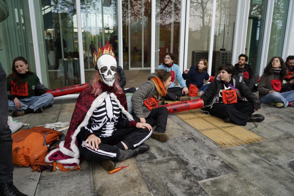 extinction rebellion intesa san paolo