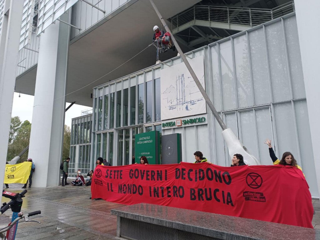 extinction rebellion intesa san paolo