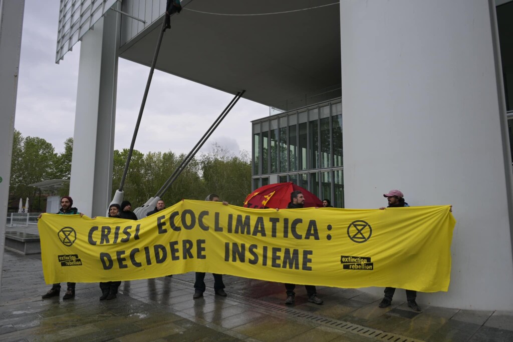 extinction rebellion intesa san paolo