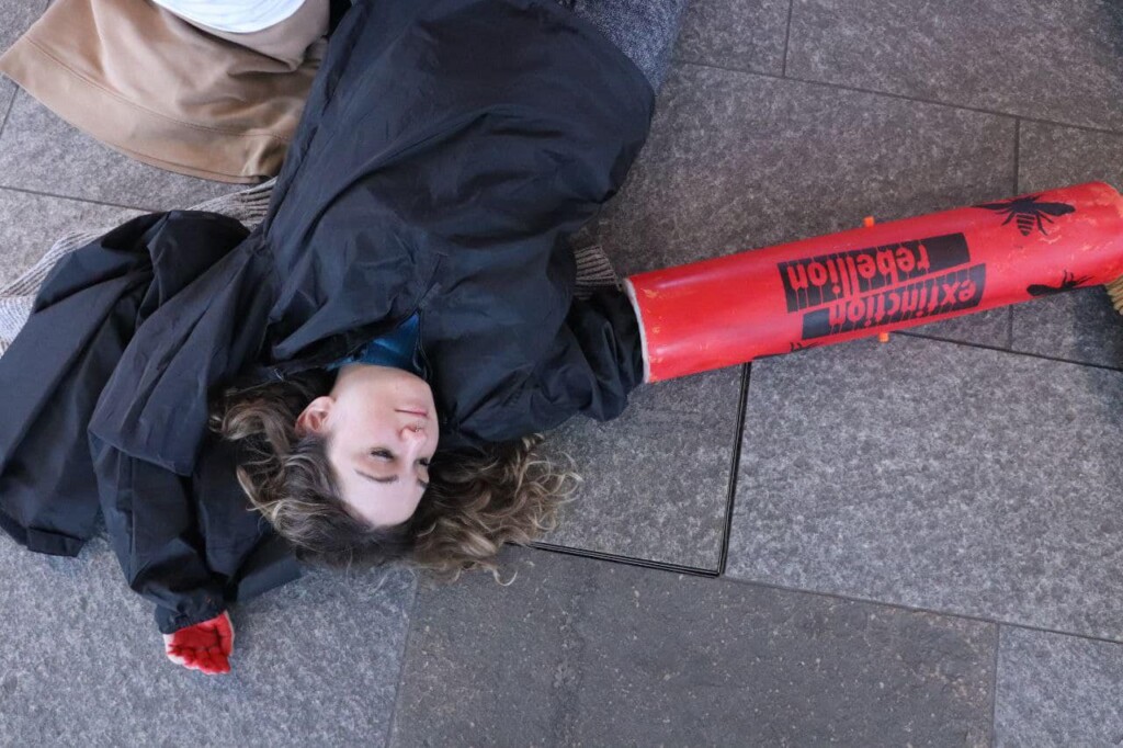 extinction rebellion intesa san paolo