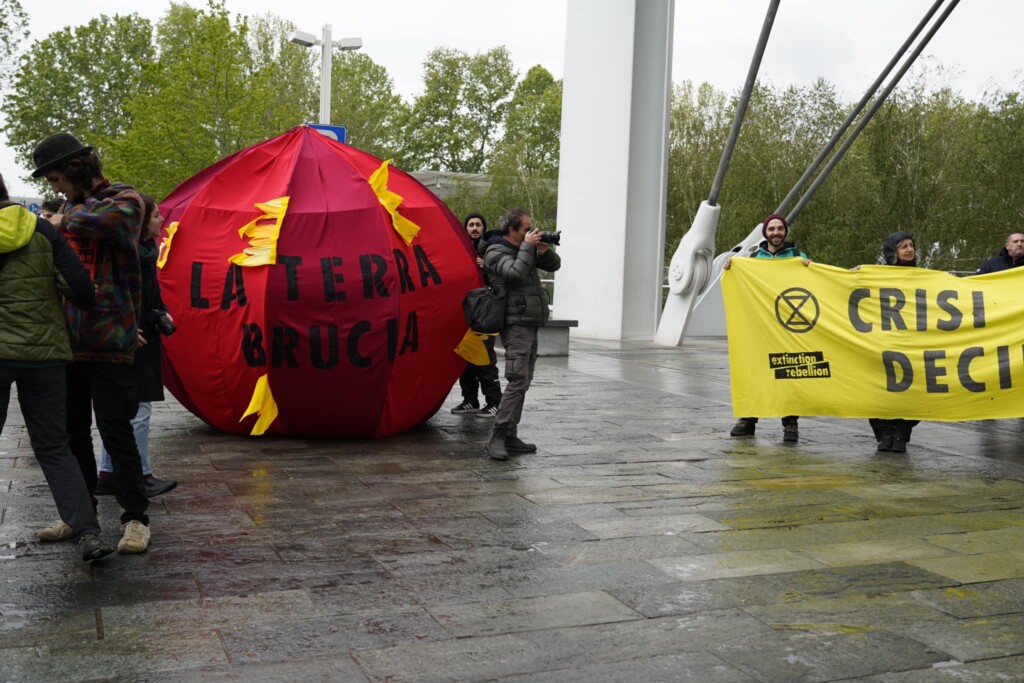 extinction rebellion intesa san paolo