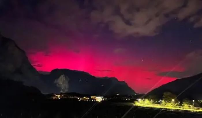 aurora rossa teompesta geomagnetica