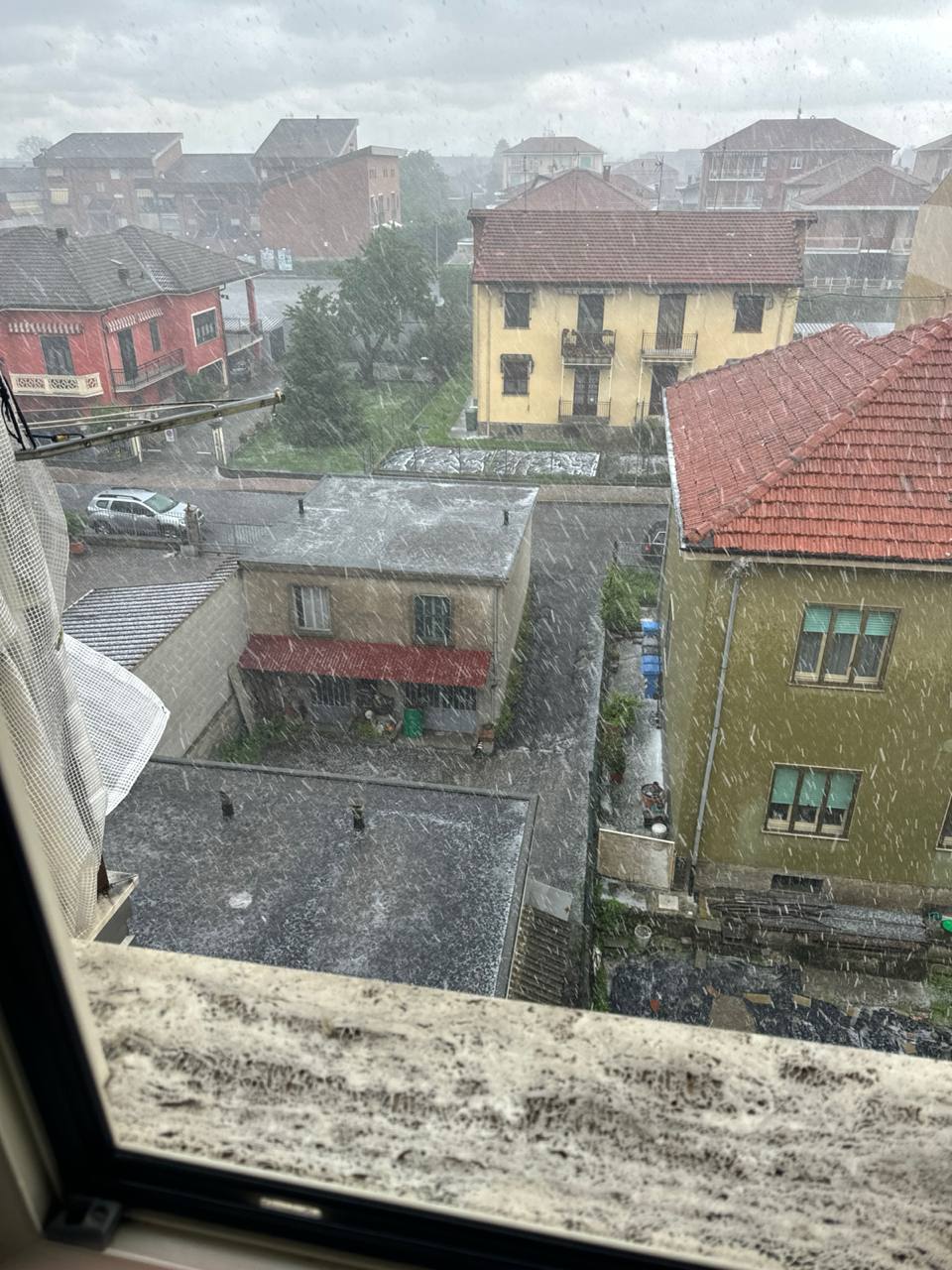 La Loggia (Torino) durante il nubifragio con grandine di questa mattina