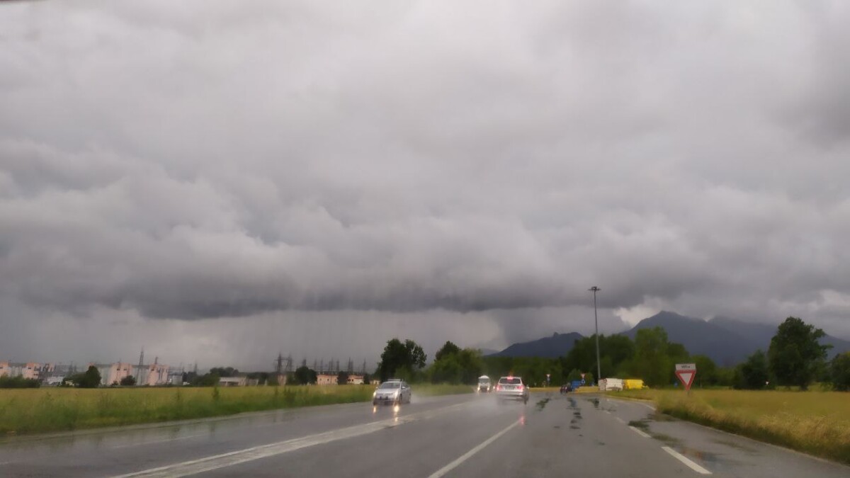 Imponente Shelf Cloud vista da Piossasco verso None