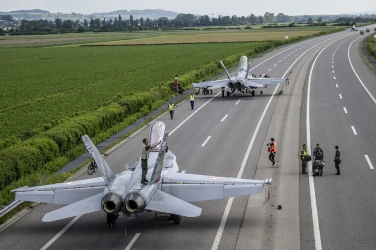 aerei militari autostrada svizzera