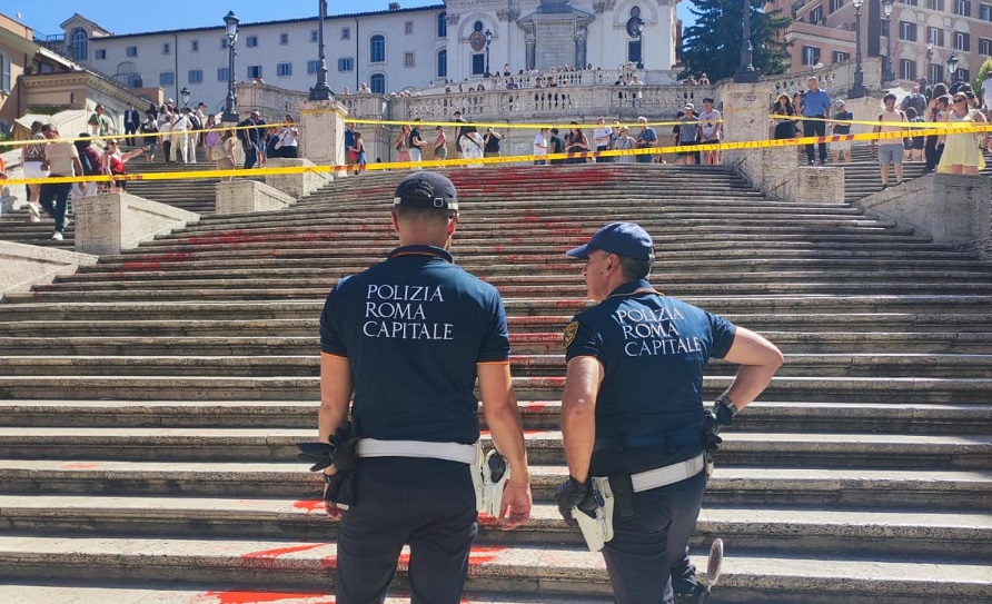 attivisti roma piazza di spagna trinità dei monti