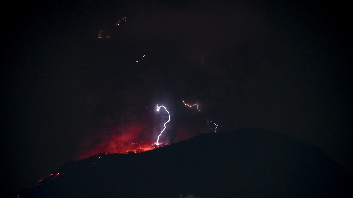 eruzione vulcano indonesia monte ibu