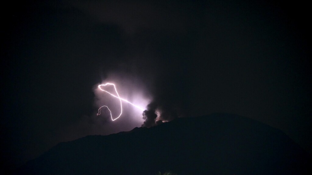 eruzione vulcano indonesia monte ibu