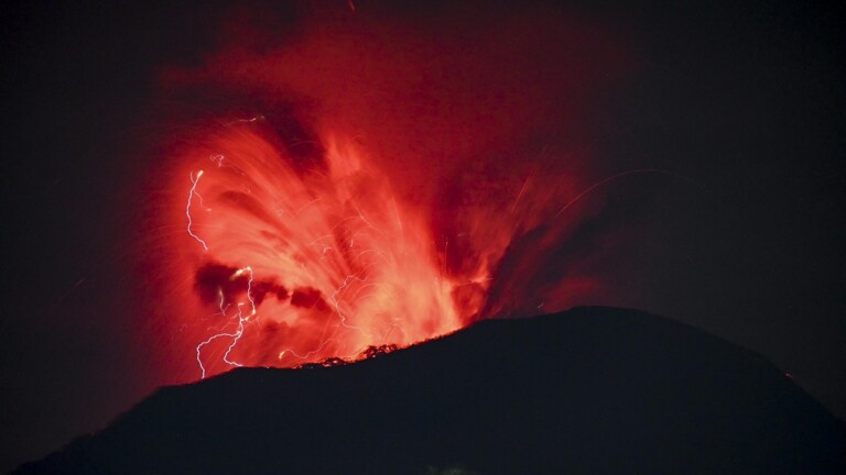 eruzione vulcano indonesia monte ibu