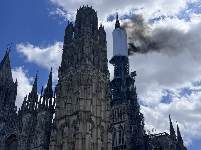 Rouen cattedrale incendio fiamme