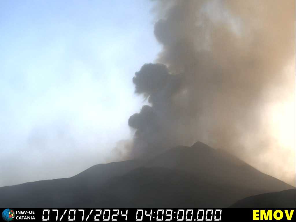 eruzione etna oggi 7 luglio 2024