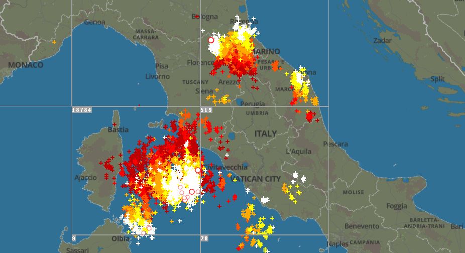 Settimana al via col maltempo: temporali in atto in Emilia-Romagna, Toscana e sul Tirreno
