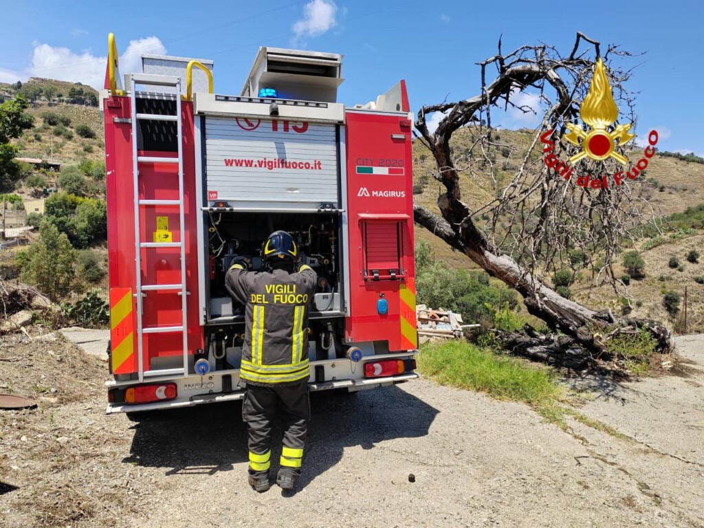 messina esplosione vigili del fuoco