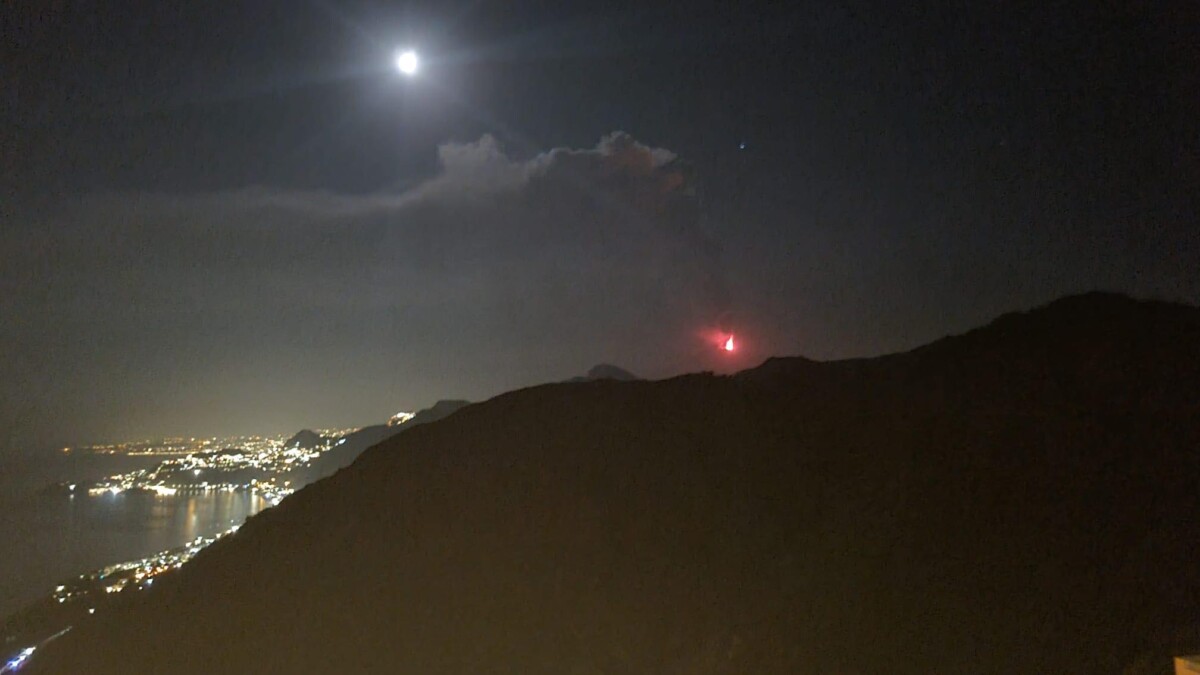 panorama eruzione etna e taormina