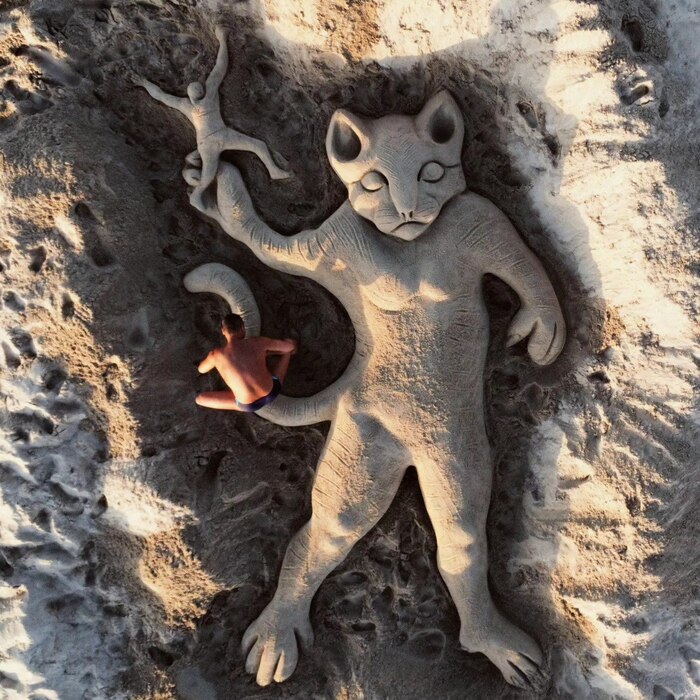 scultura sabbia gatto lanciato ponte