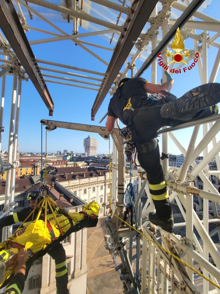 turista duomo milano