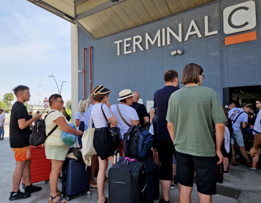 aeroporto catania ferragosto voli bloccati eruzione etna