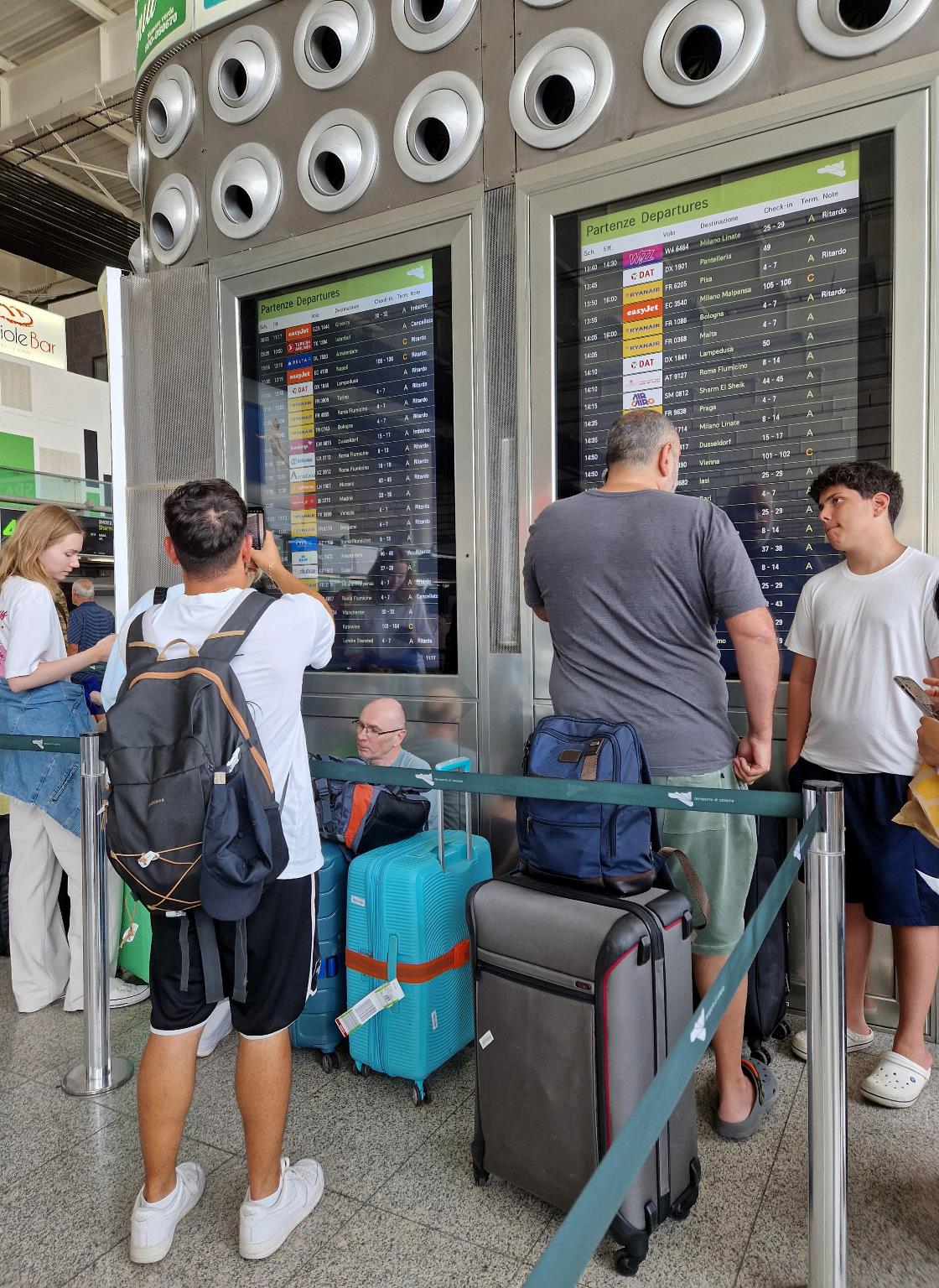 aeroporto catania ferragosto voli bloccati eruzione etna