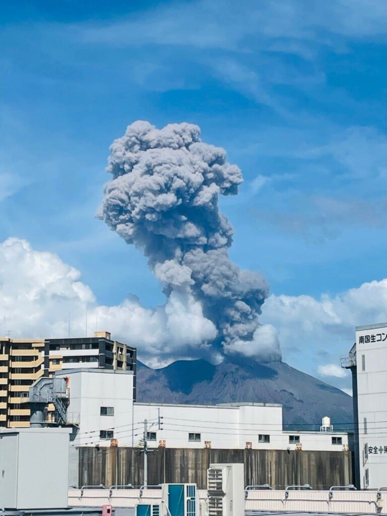 eruzione vulcano sakurajima giappone