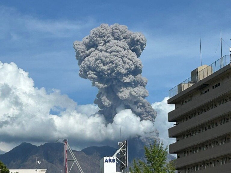 eruzione vulcano sakurajima giappone