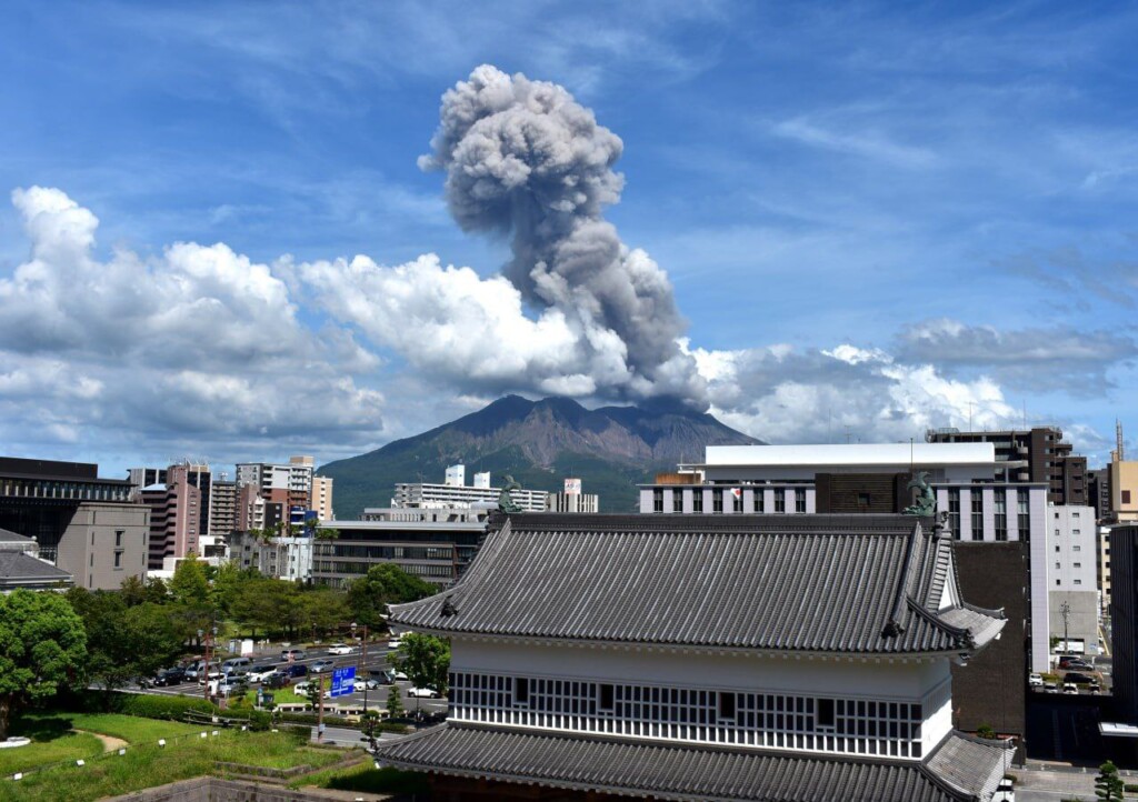 eruzione vulcano sakurajima giappone