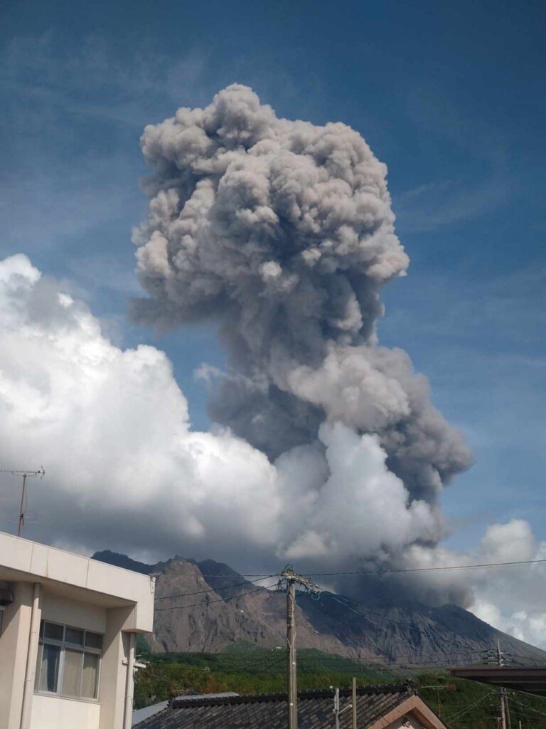 eruzione vulcano sakurajima giappone