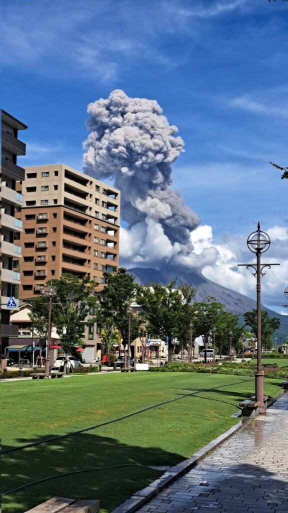 eruzione vulcano sakurajima giappone