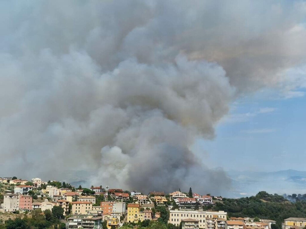 incendio castelnuovo di porto lazio