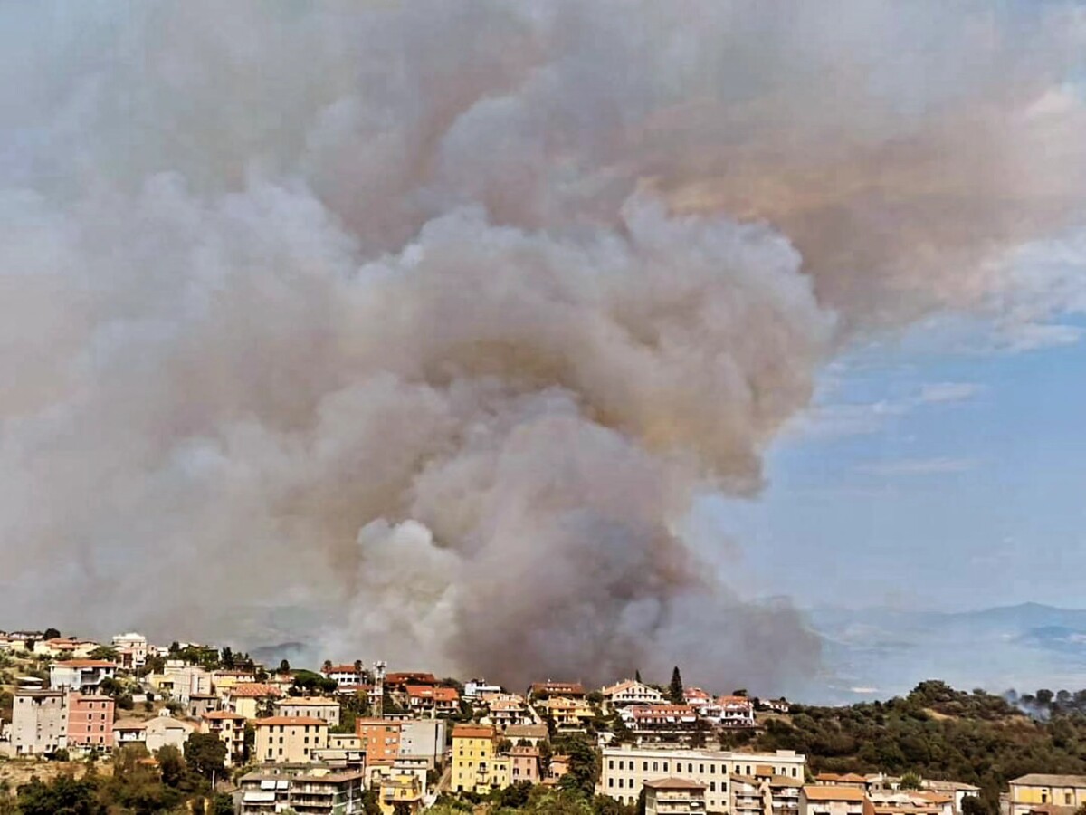 incendio castelnuovo di porto lazio