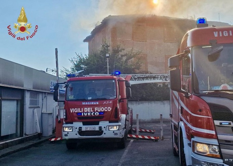 incendio roma gravi soccorritori