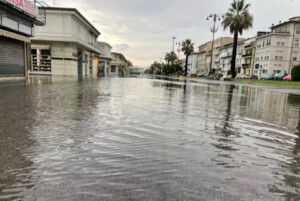 maltempo allagamenti viareggio toscana