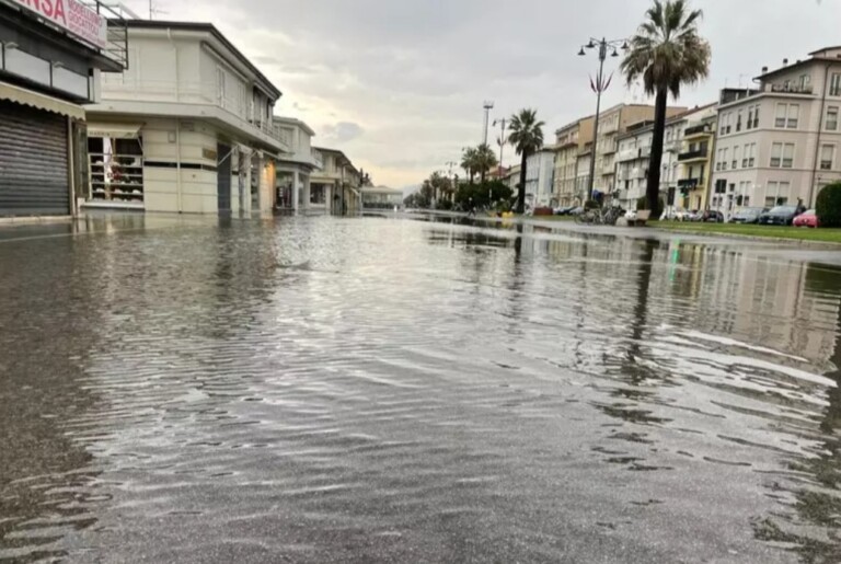 maltempo allagamenti viareggio toscana