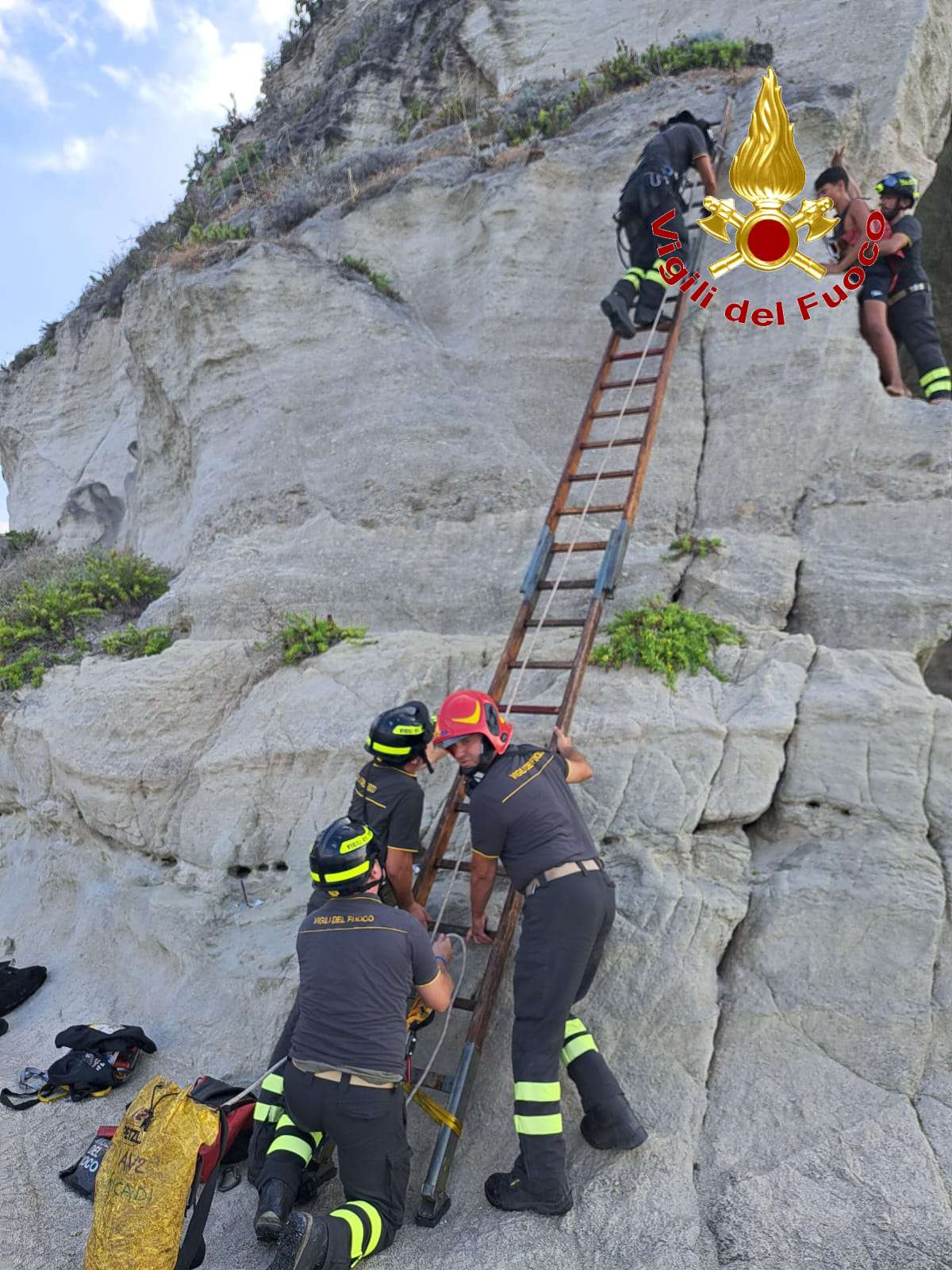 vigili del fuoco scogliera tropea