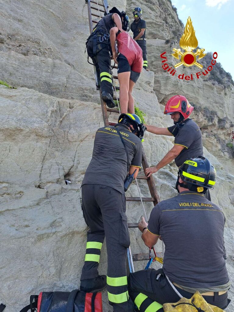 vigili del fuoco scogliera tropea