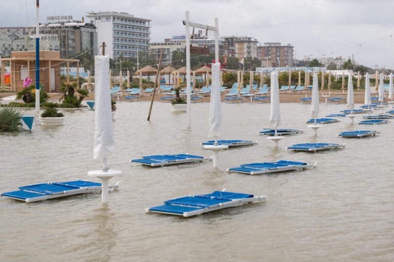 RIMINI-Mareggiata sulla Riviera Romagnola