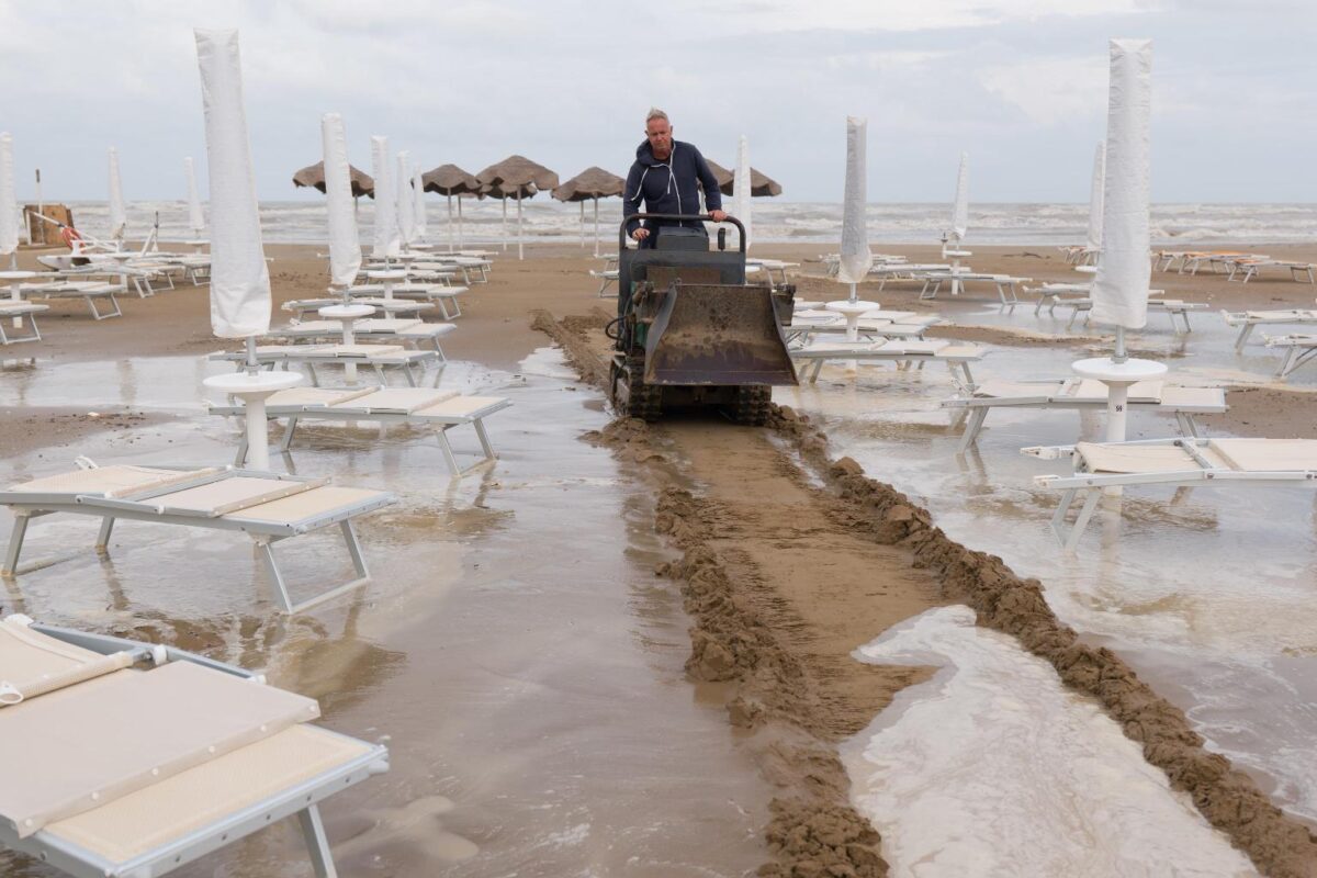 RIMINI-Mareggiata sulla Riviera Romagnola