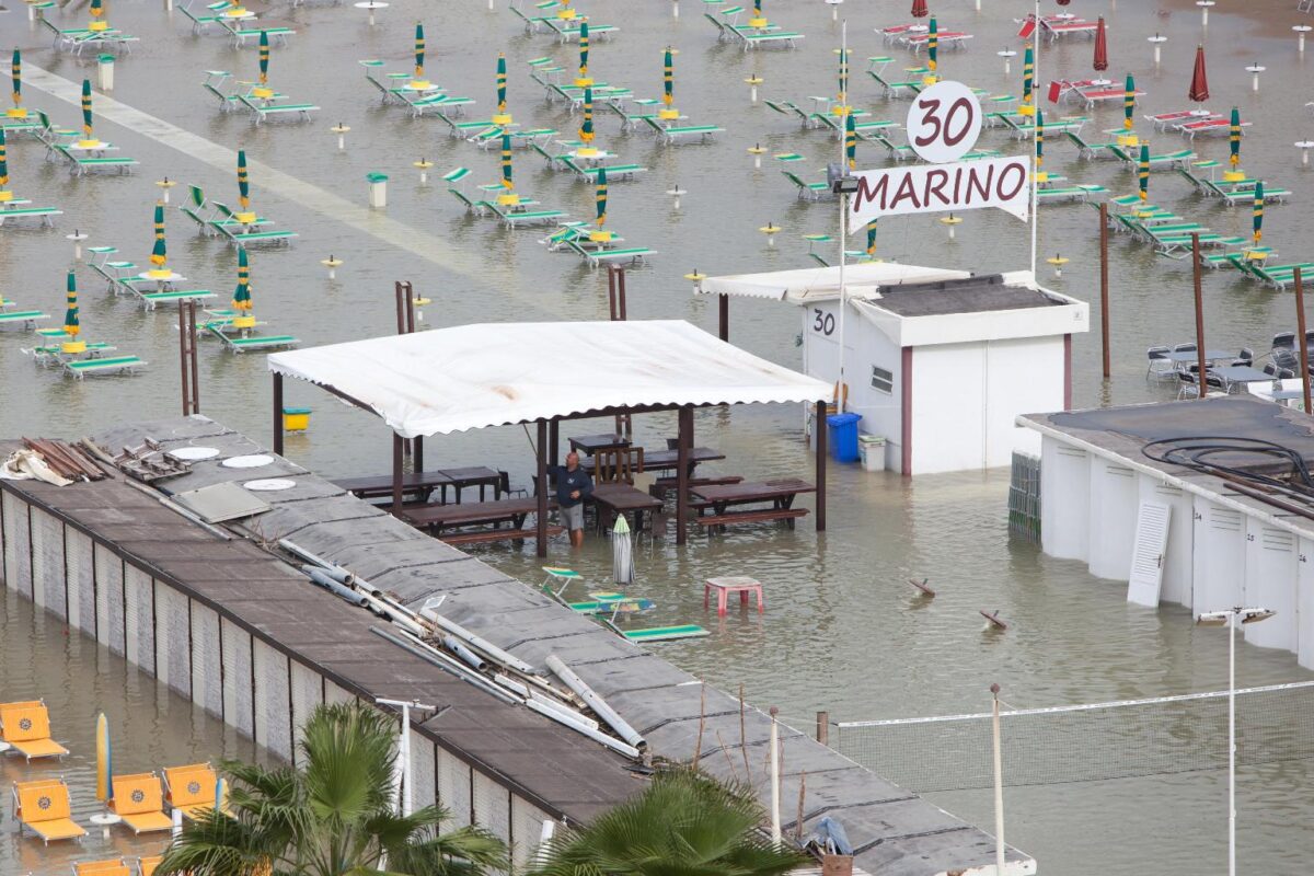 RIMINI-Mareggiata sulla Riviera Romagnola