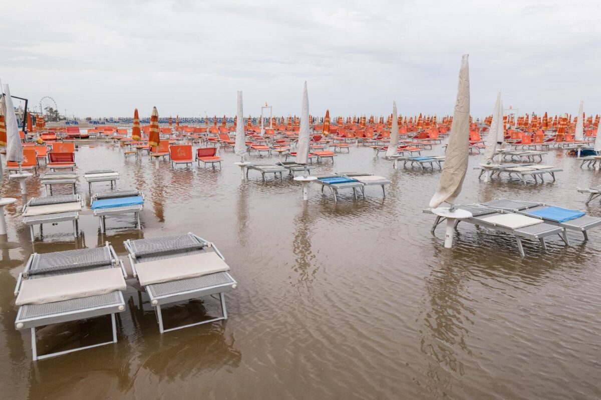 RIMINI-Mareggiata sulla Riviera Romagnola