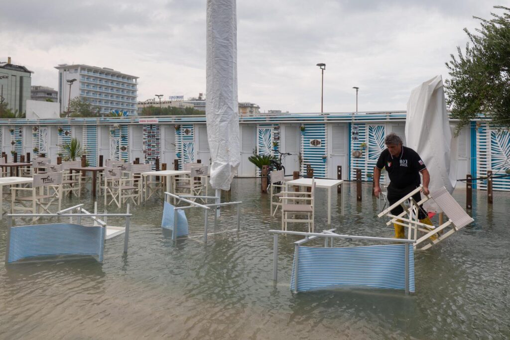 RIMINI-Mareggiata sulla Riviera Romagnola