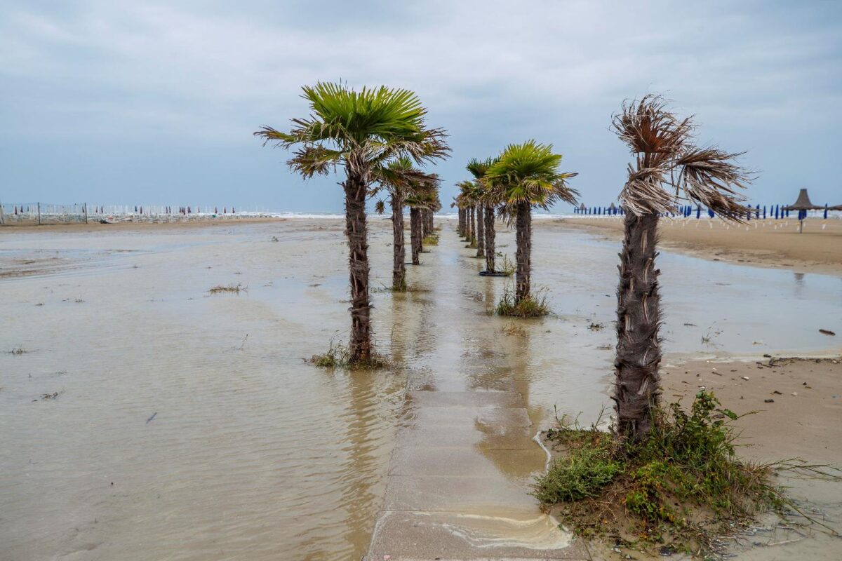 RIMINI-Mareggiata sulla Riviera Romagnola