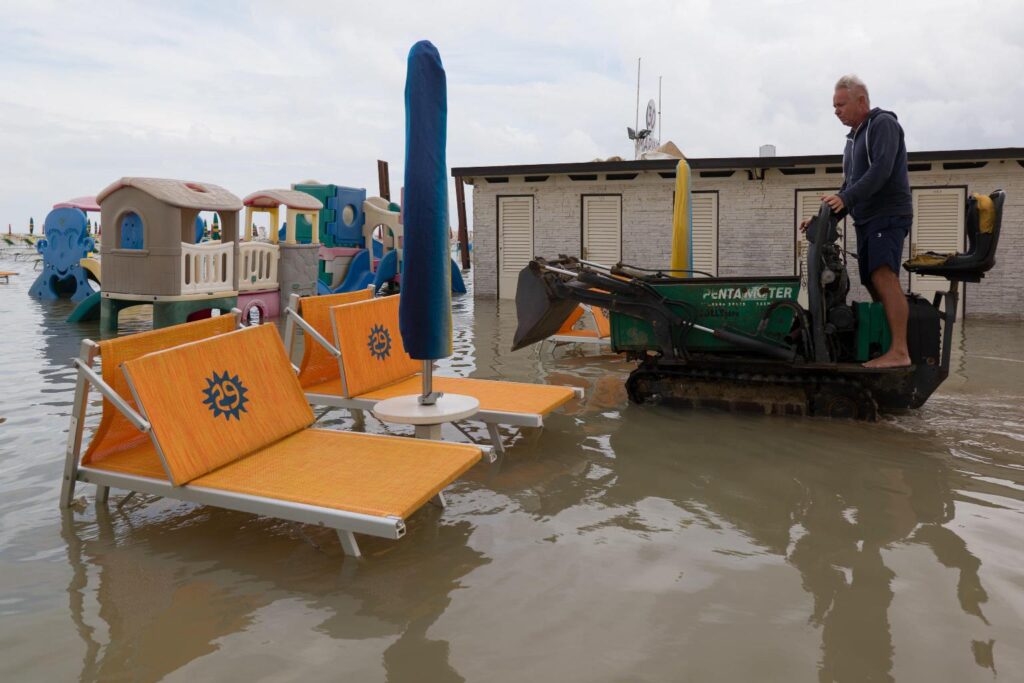 RIMINI-Mareggiata sulla Riviera Romagnola