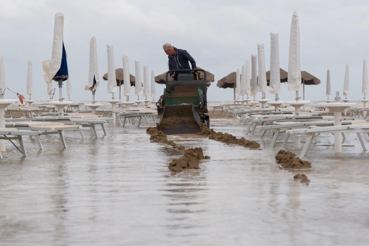 RIMINI-Mareggiata sulla Riviera Romagnola