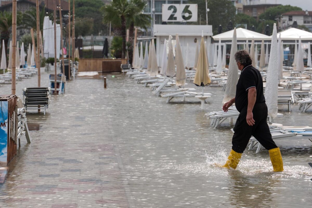 RIMINI-Mareggiata sulla Riviera Romagnola