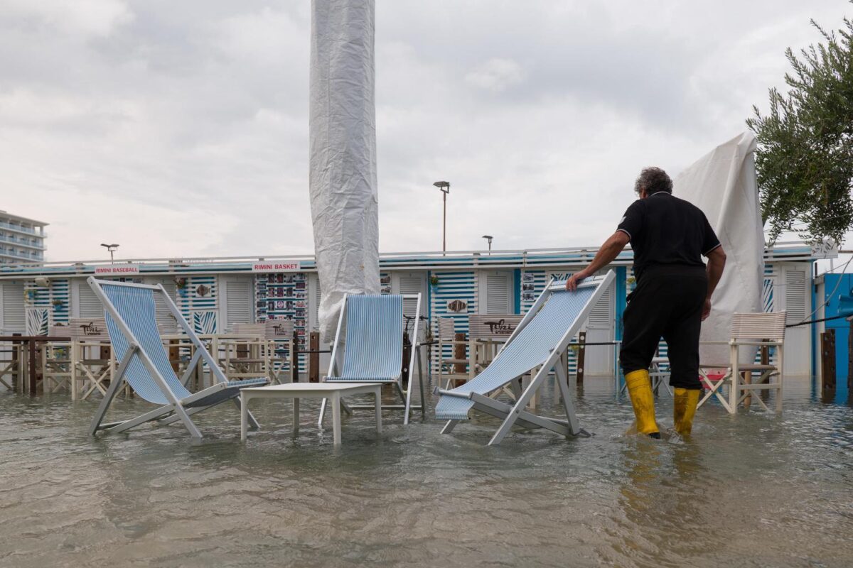 RIMINI-Mareggiata sulla Riviera Romagnola