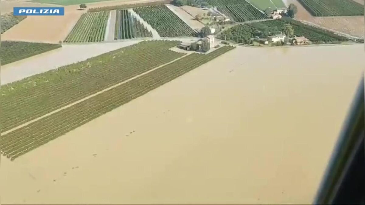 Le zone alluvionate di Motta, Traversara e Faenza riprese dall'alto da un elicottero della Polizia